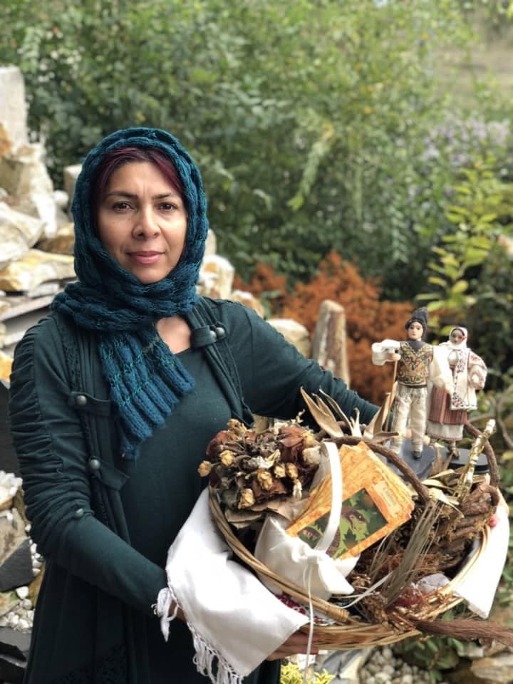 Atena vrăjitoare cu coșul ritualic